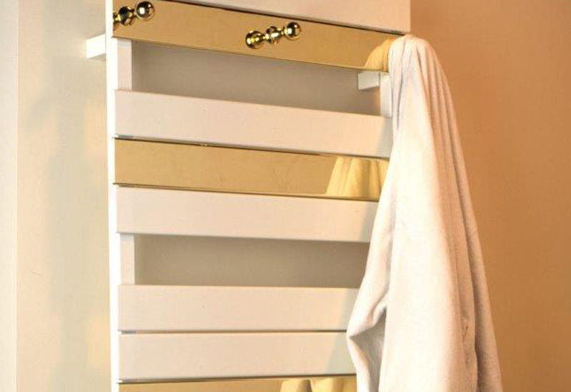 Heating rack with hanging towel